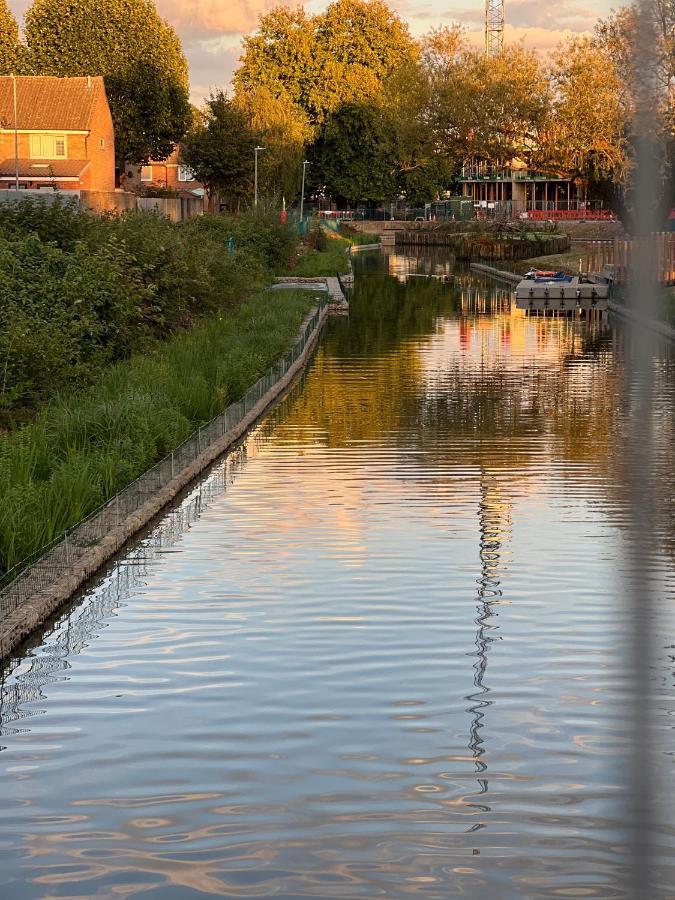 Mona'S Home Dagenham Exterior foto